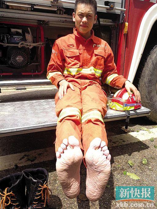 消防员在现场救援