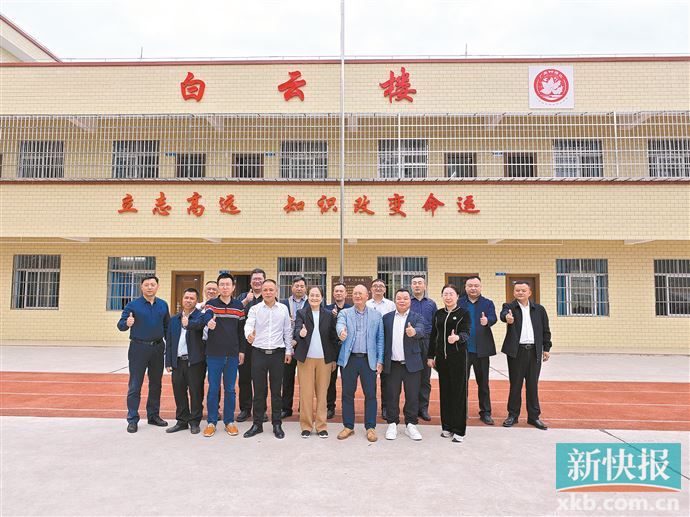 局长邓文(前排右四)一行在廉江市石角镇调研乡村振兴工作