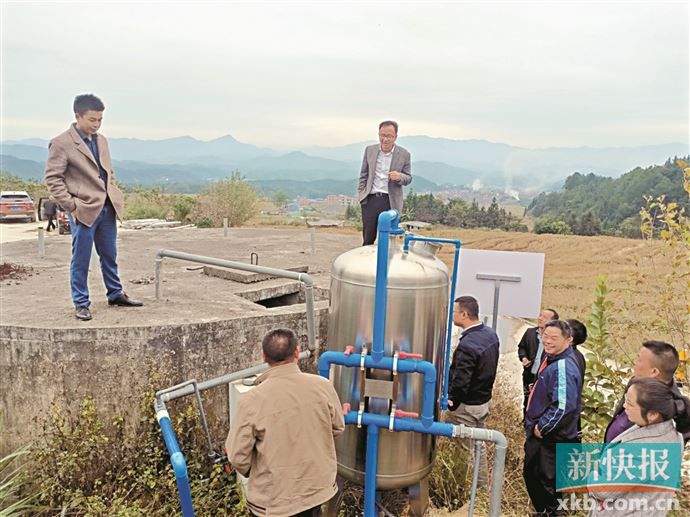 广清指挥部农村供水专班(左一为李秀平)到连山永和镇调研农村供水